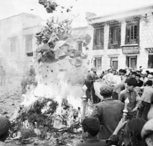 burning-religious-texts-and-antiques-during-the-cultural-revolution-